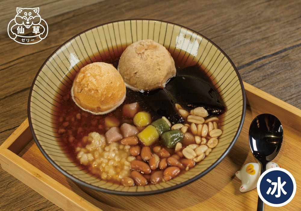 林口小河屋：緊繃極限嫩仙草，五種配料加兩球雪綿冰的澎湃組合